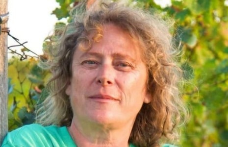 Депутатката от Демократична България Албена Симеонова е укривала издирвания от